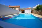 Vakantiehuis Holiday Home Belmondo- Three Bedroom Home with Ter