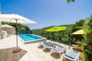 Vakantiehuis House Kočan-Four Bedroom Villa with Terrace and Sw