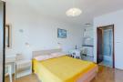 Vakantiehuis Villa Kosa - Studio Apartment with Balcony and Sea