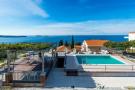 FerienhausKroatien - : Apartments Klis - Three-Bedroom Apartment with Ter