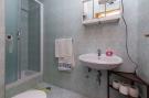 VakantiehuisKroatië - Oost Kroatië: Apartments Kisic - Two-Bedroom Apartment with Terr