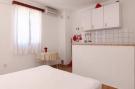 FerienhausKroatien - : Apartments Nadia - Studio Apartment With Terrace  