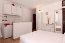 FerienhausKroatien - : Apartments Nadia - Studio Apartment With Terrace a