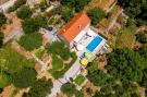 VakantiehuisKroatië - : House Kočan-Four Bedroom Villa with Terrace and Sw