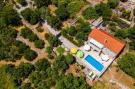 VakantiehuisKroatië - : House Kočan-Four Bedroom Villa with Terrace and Sw