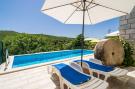 VakantiehuisKroatië - : House Kočan-Four Bedroom Villa with Terrace and Sw