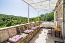 VakantiehuisKroatië - : House Kočan-Four Bedroom Villa with Terrace and Sw