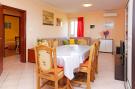 FerienhausKroatien - : Olive's Garden House - Three Bedroom Holiday Home 