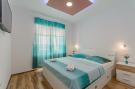 FerienhausKroatien - : Apartments Hope (Dugi Rat) - Three-Bedroom Apartme