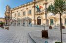 Holiday homeItaly - : Appartamento in centro a Scicli con balcone