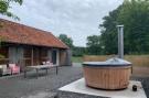 VakantiehuisNederland - : Design Farmers Barn Twente met Hottub