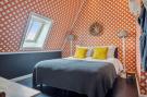 FerienhausNiederlande - : 13-17 pax holiday home with separated apartments a