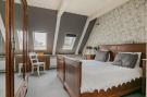 FerienhausNiederlande - : 10-14 pax holiday home with seperated appartments 